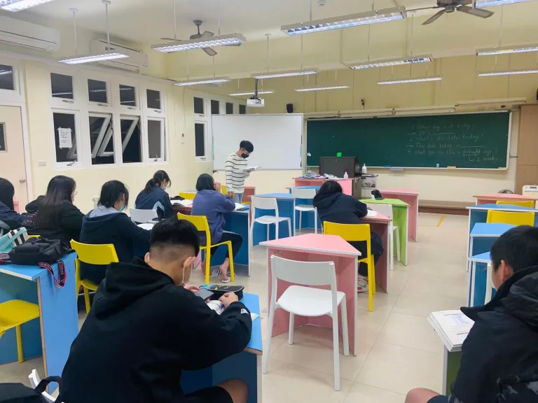 Dũng tham gia giảng dạy tiếng Việt cho học sinh cấp ba ở Tân Bắc